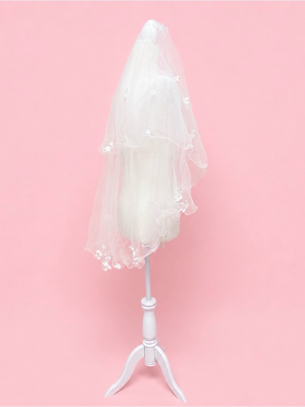 🪻🪻Elegant White Wedding Veil with Floral and Pearl Details - Picture 6 of 7